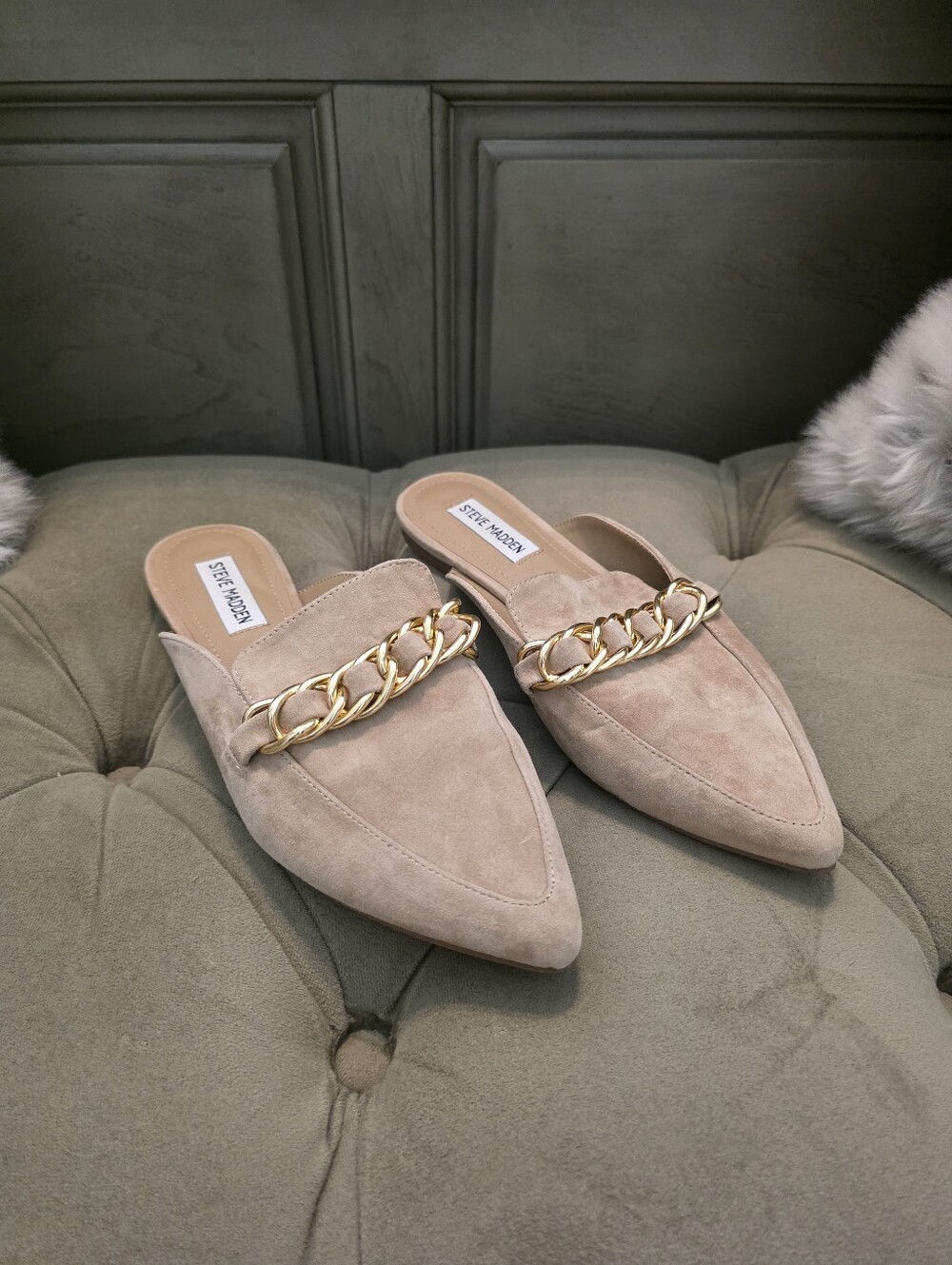 Steve Madden Faine Beige Suede Chain-Trim Pointed Mule)